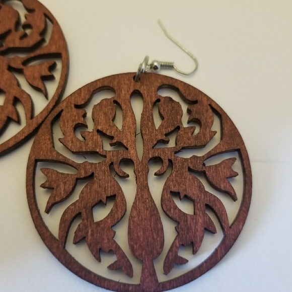 Laser cut trendy wooden earrings - Picture 2 of 2